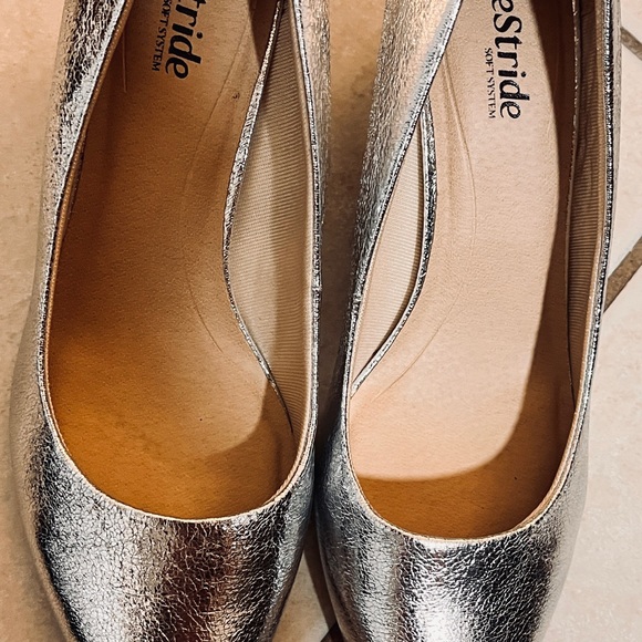 Life Stride Women's Silver Pumps - Picture 2 of 3